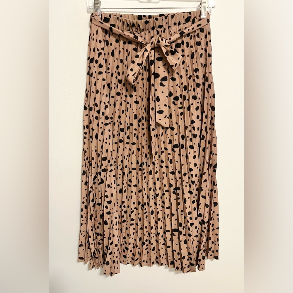 Leopard Print Pleated Midi Skirt in Tan with Black Spots. Attached Belt. Size L